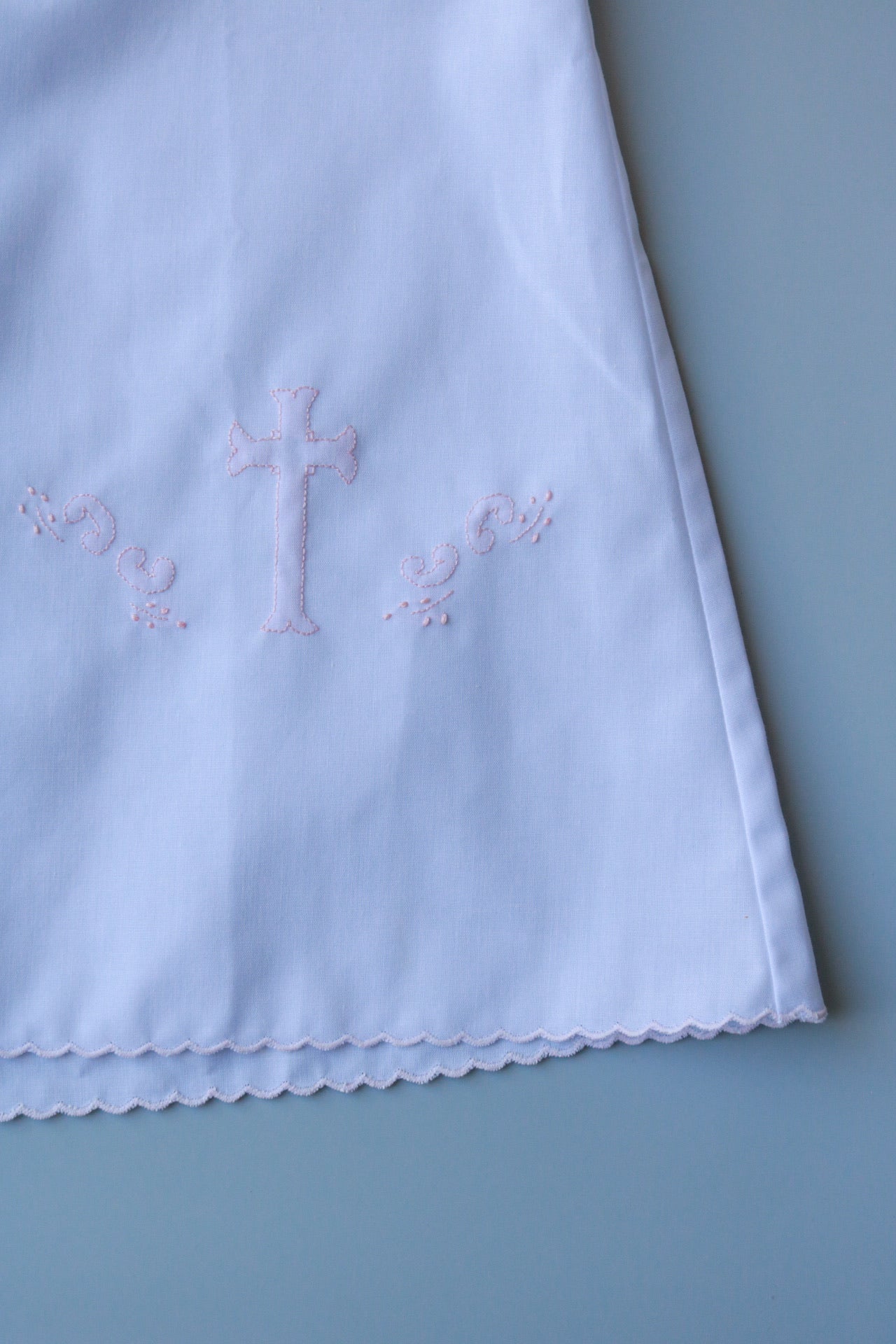 Scallop Trim Cross Embroidered Daygown | White/Pink