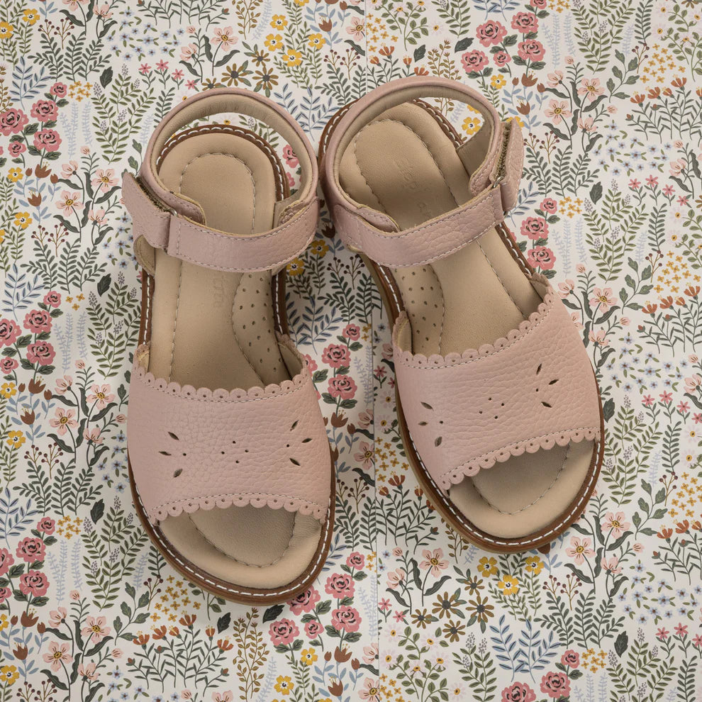Classic Scallop Sandal, Pink
