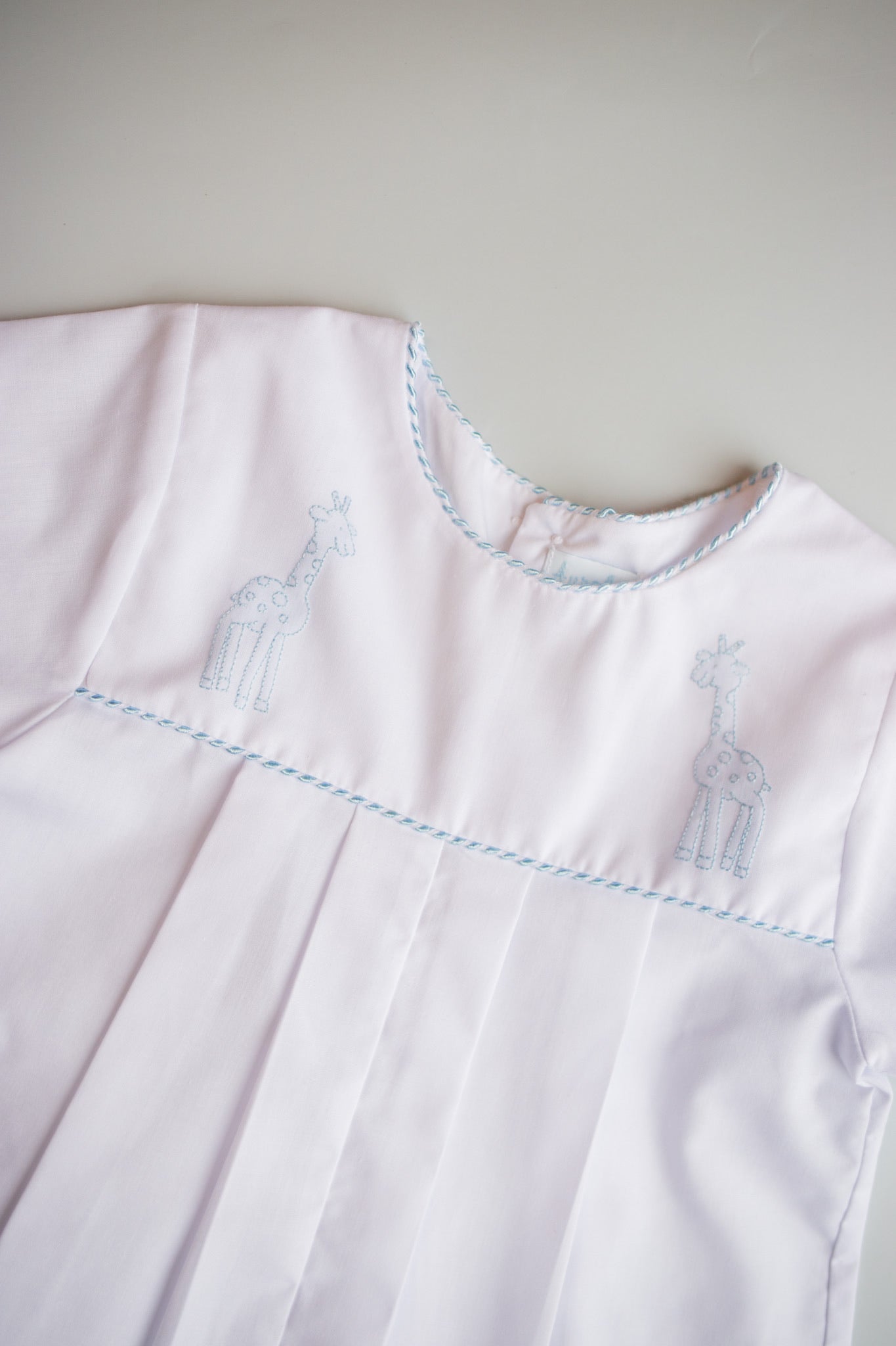 Henry Embroidered Giraffe Shortall | White