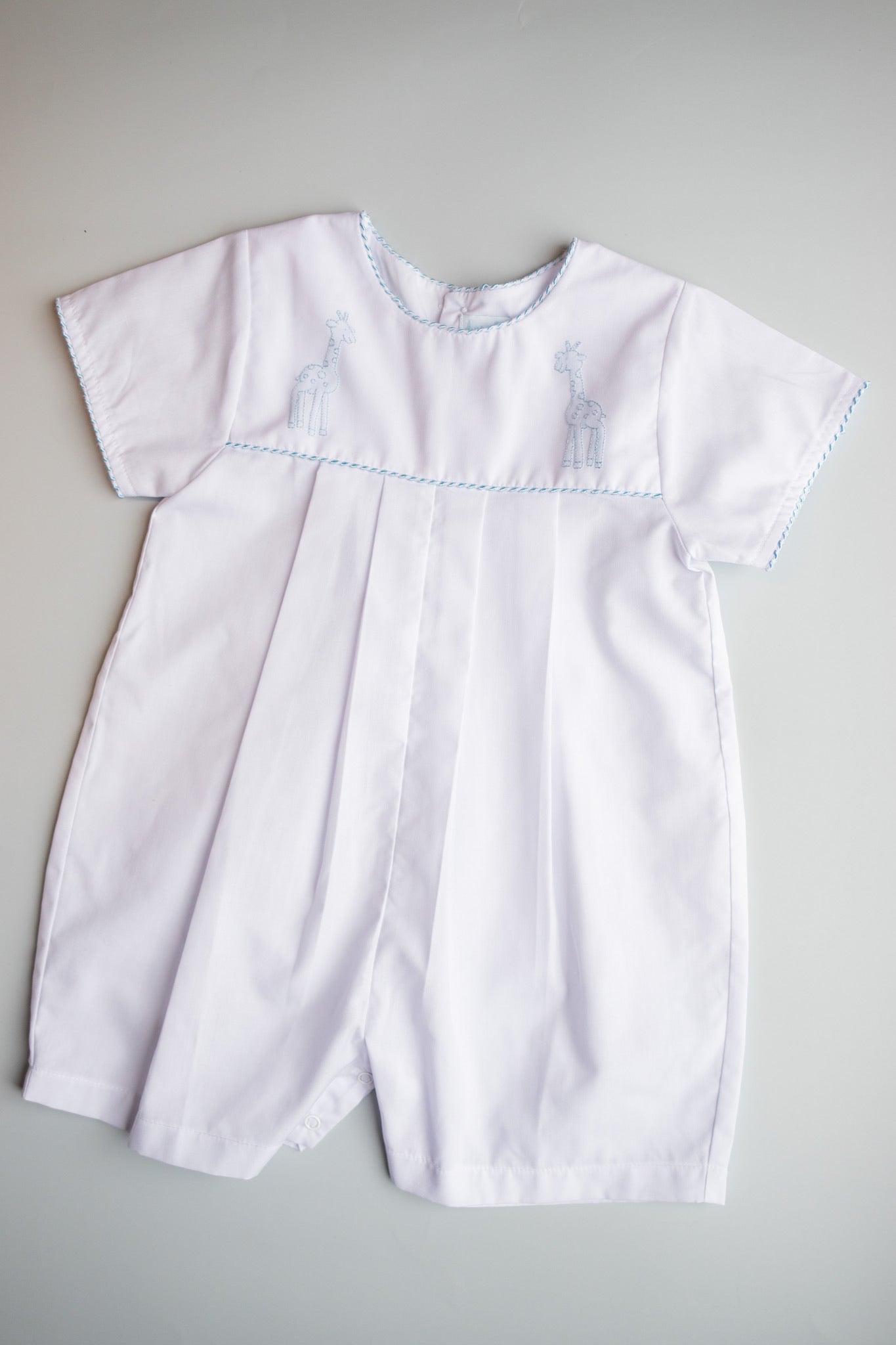 Henry Embroidered Giraffe Shortall | White