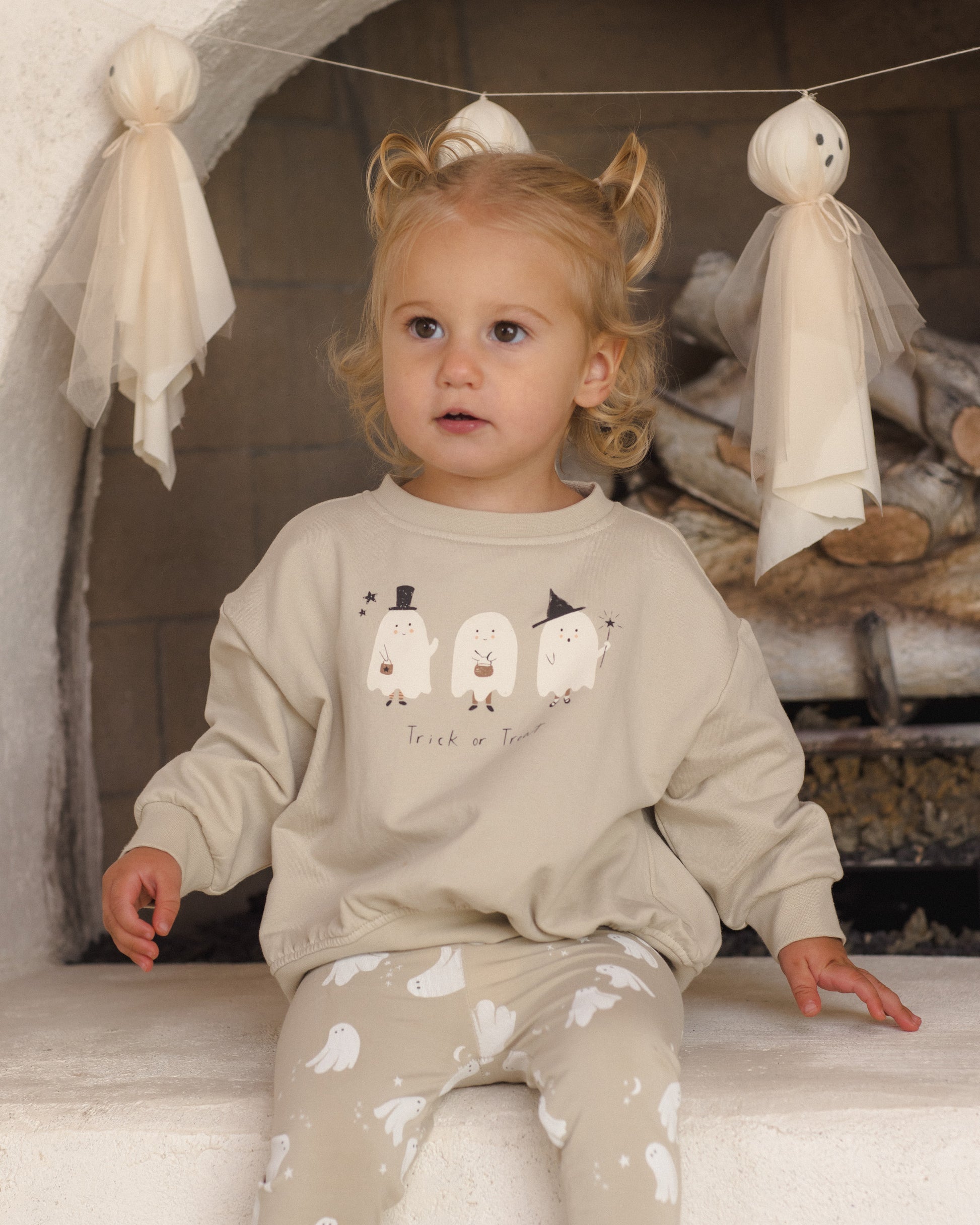 RELAXED FLEECE SWEATSHIRT TRICK OR TREAT