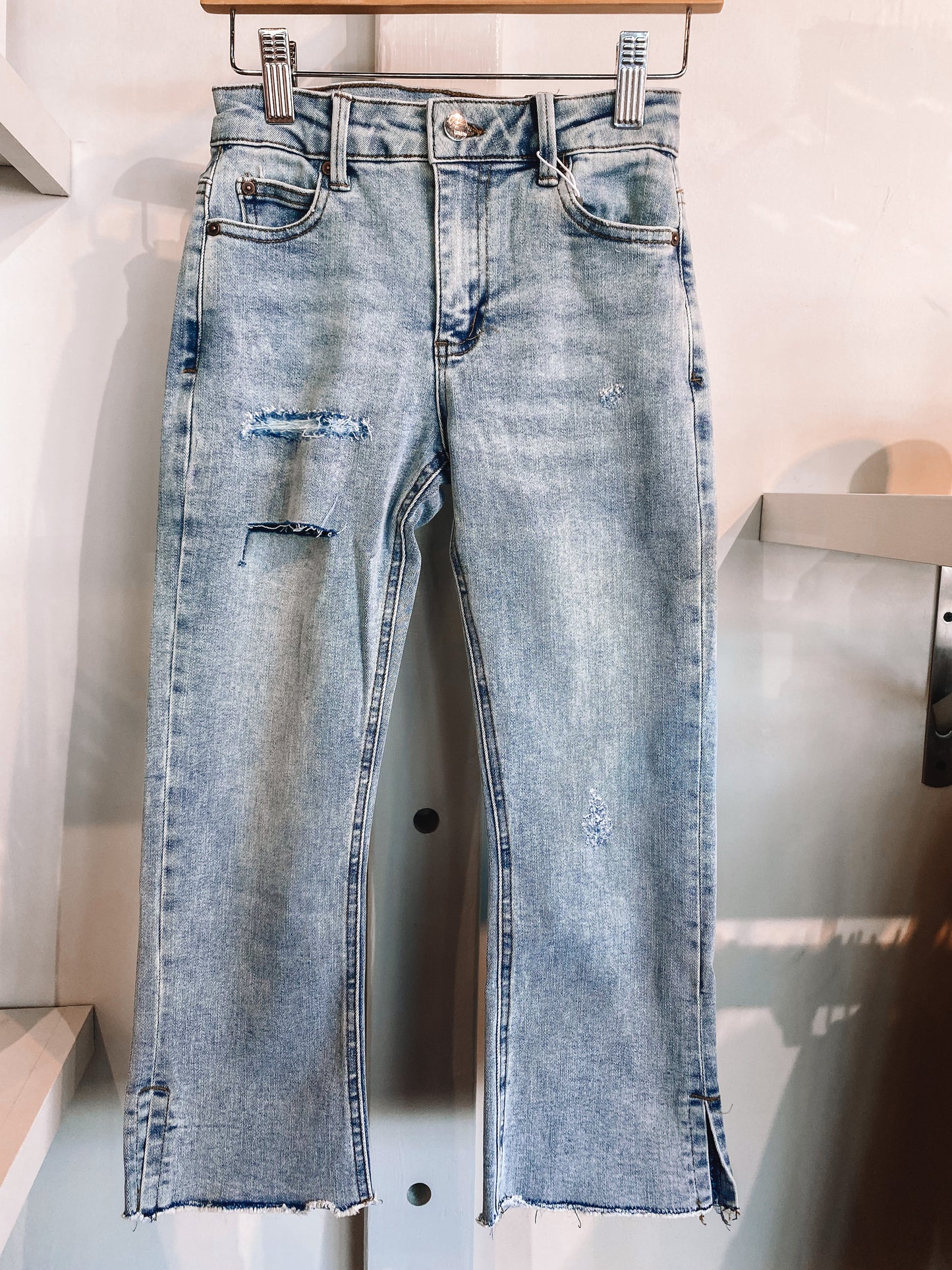 Light Indigo Cropped Jeans with Frayed Hem (14)